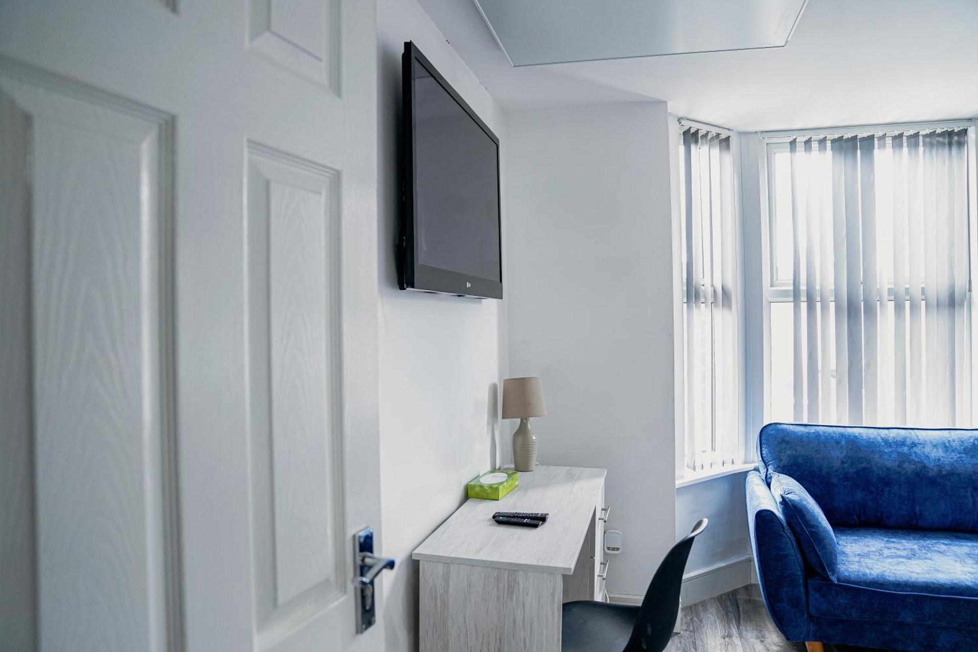 Hiltop 2bed Apartment, Near Centre, Sleeps 4 With Parking Apartment *