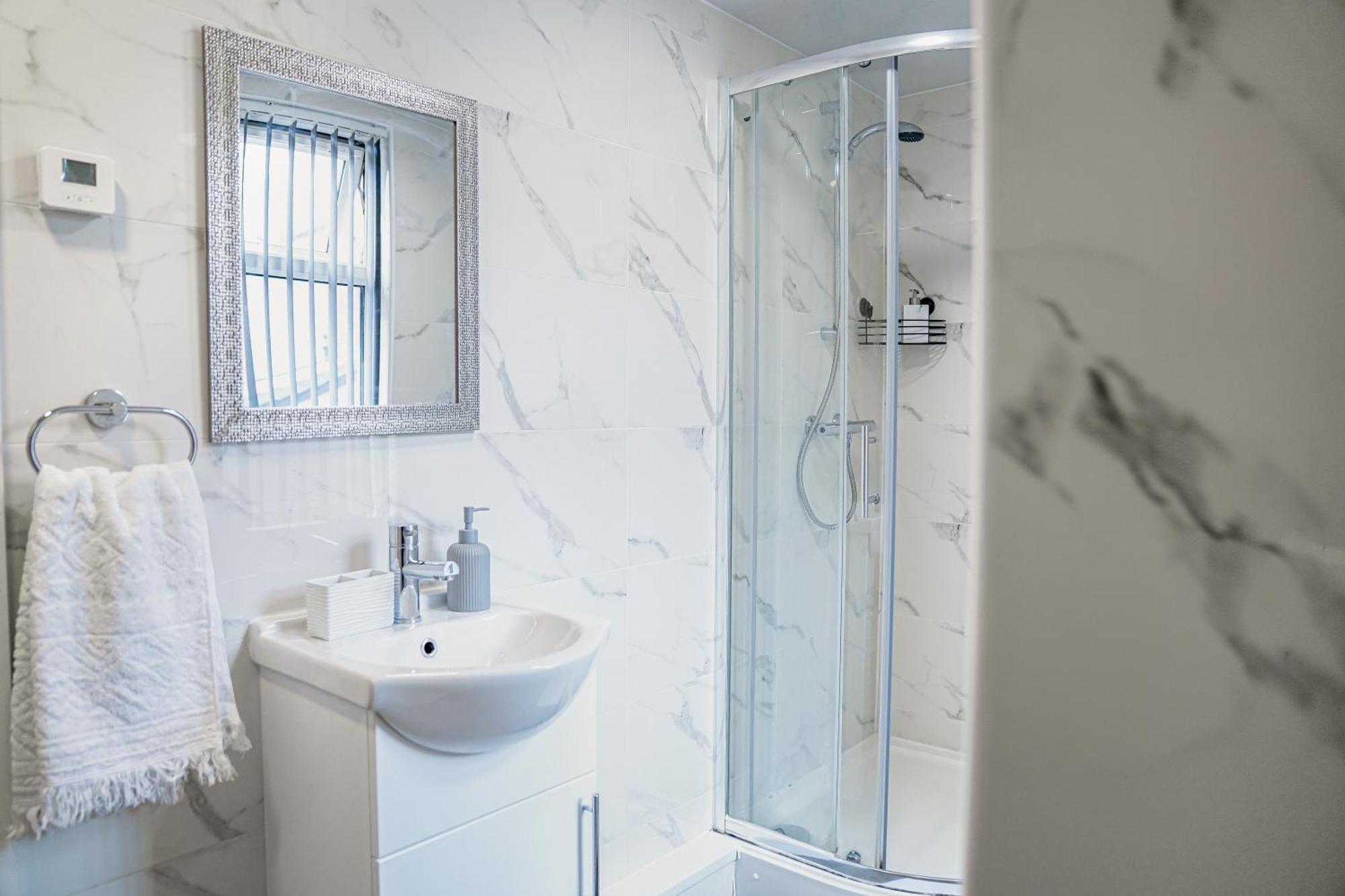 Hiltop 2bed Apartment, Near Centre, Sleeps 4 With Parking Apartment Coventry