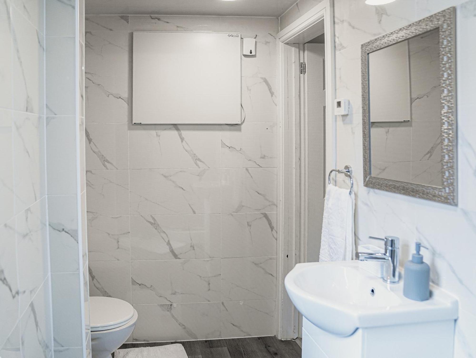 Hiltop 2bed Apartment, Near Centre, Sleeps 4 With Parking