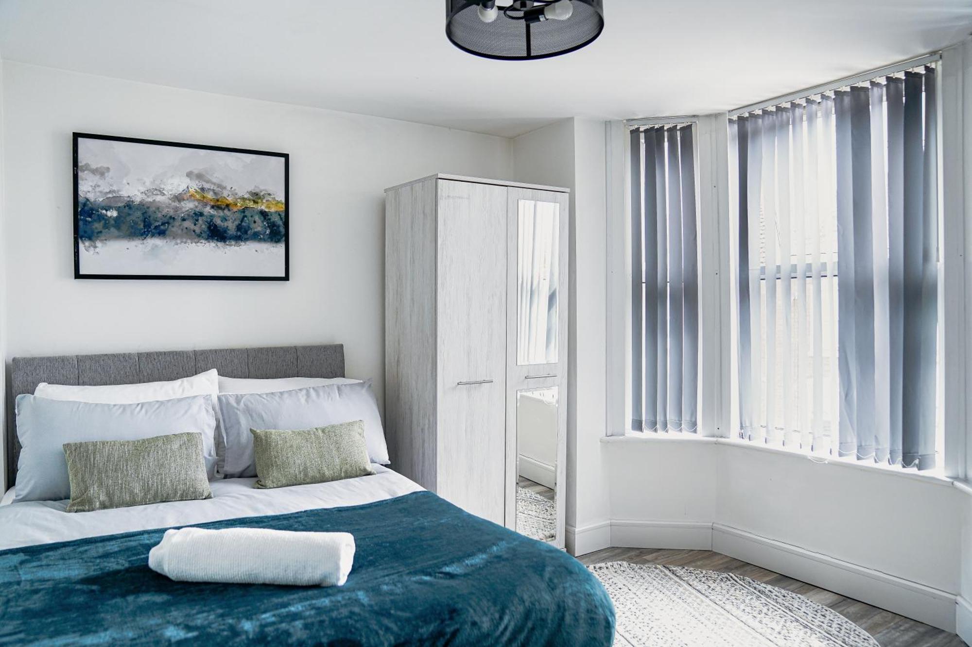 Hiltop 2bed Apartment, Near Centre, Sleeps 4 With Parking Apartment
